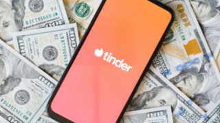 Tinder dolar için sağa kaydırıyor