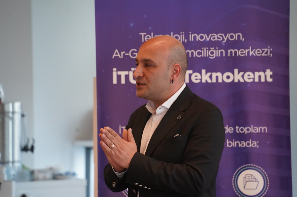 Marketing Türkiye C-Suit AI Akademi ile pazarlama sektörüne özel tasarlanan ilk AI eğitimi başladı...