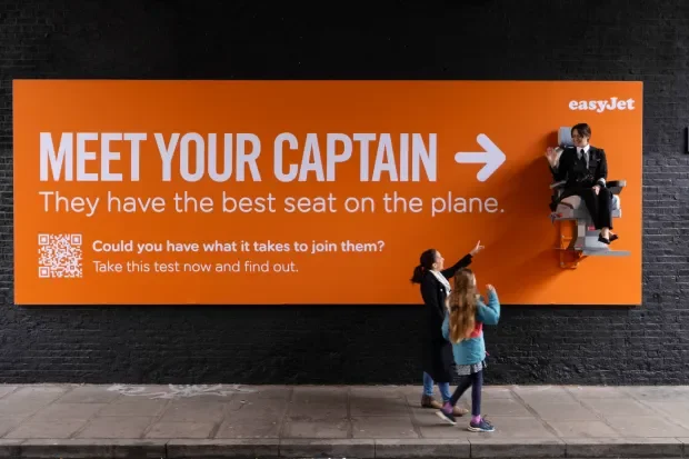 easyJet'ten "konuşan" reklam panoları!