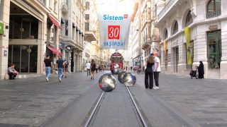 Alüminyum küreler nostaljik tramvaydan İstiklal Caddesi’ne dağıldı